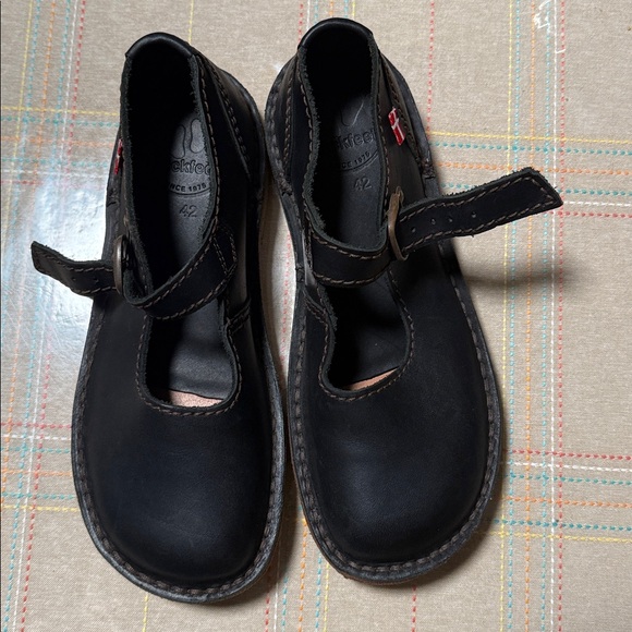 Elegant Black Ankle Booties - Picture 5 of 6